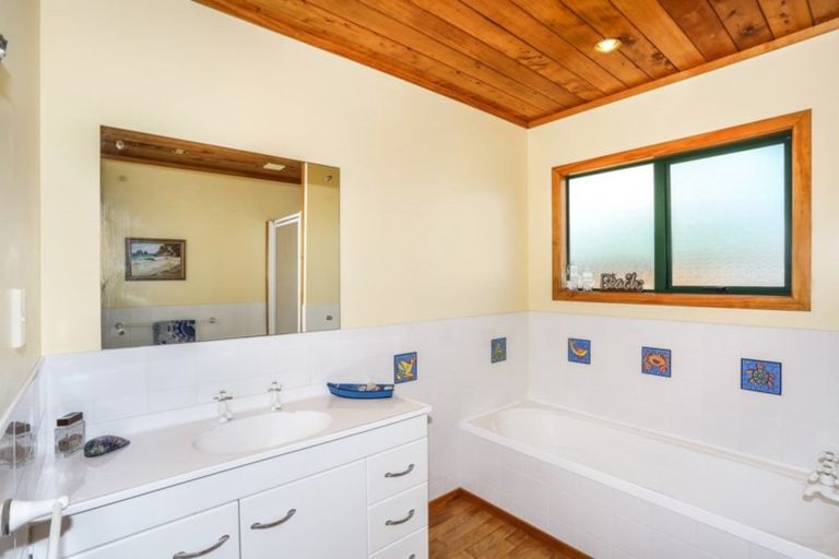 Photo of property in 166 Torkar Road, Clarks Beach, 2122