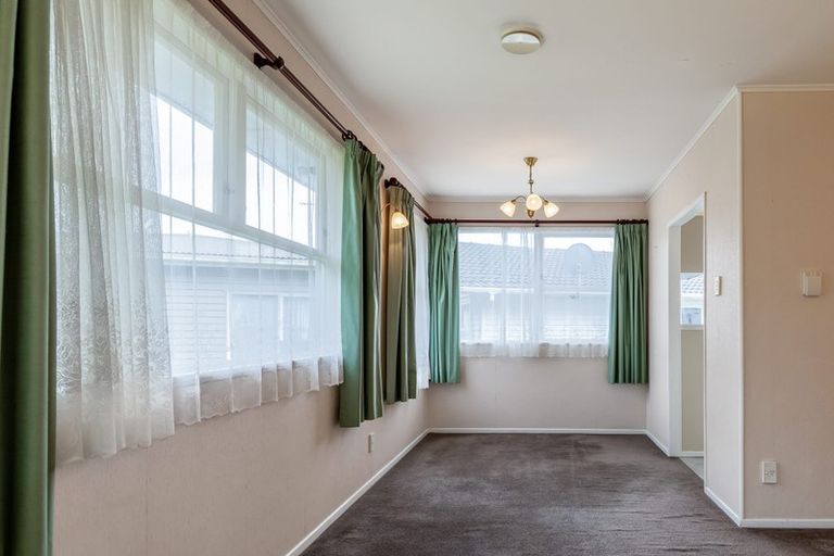 Photo of property in 35 Castleford Street, Green Bay, Auckland, 0604