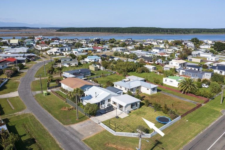 Photo of property in 8 Linklater Avenue, Foxton Beach, Foxton, 4815