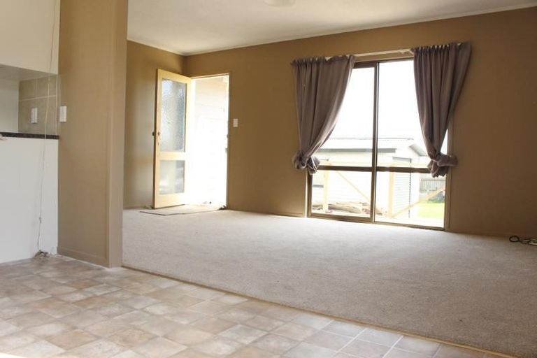 Photo of property in 16 Palmers Road, Clendon Park, Auckland, 2103