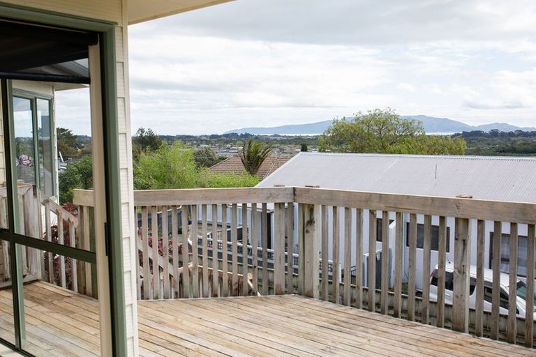 Photo of property in 9 Amokura Street, Waikanae, 5036