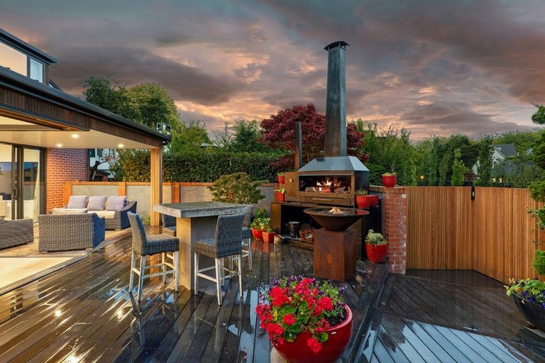 Photo of property in 66 Straven Road, Fendalton, Christchurch, 8014