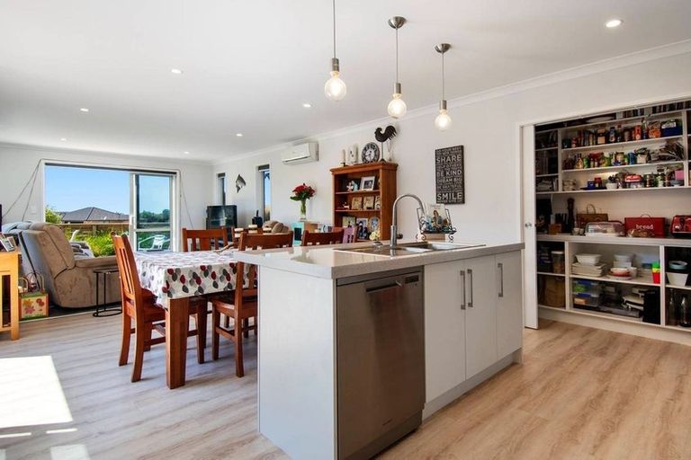 Photo of property in 22 Lakeside Terrace, Omokoroa, 3114