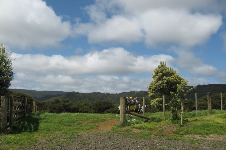 Photo of property in 16 Long Road, Waitakere, Henderson, 0781