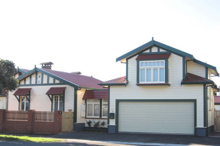 Photo of property in 111 Marine Parade, Eastbourne, Lower Hutt, 5013