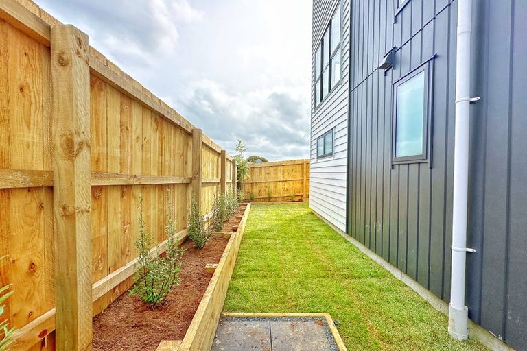 Photo of property in 10f Robert Burke Place, Henderson, Auckland, 0612