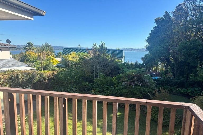 Photo of property in 2 Vista Place, Kawaha Point, Rotorua, 3010