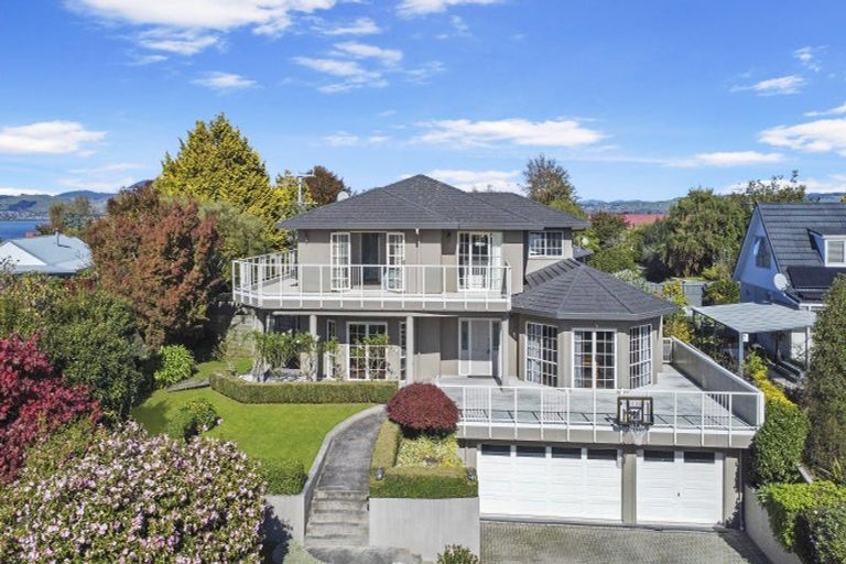 Photo of property in 2 Rika Place, Kawaha Point, Rotorua, 3010