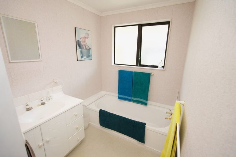 Photo of property in 1b Droylsden Place, Palmerston North, 4410