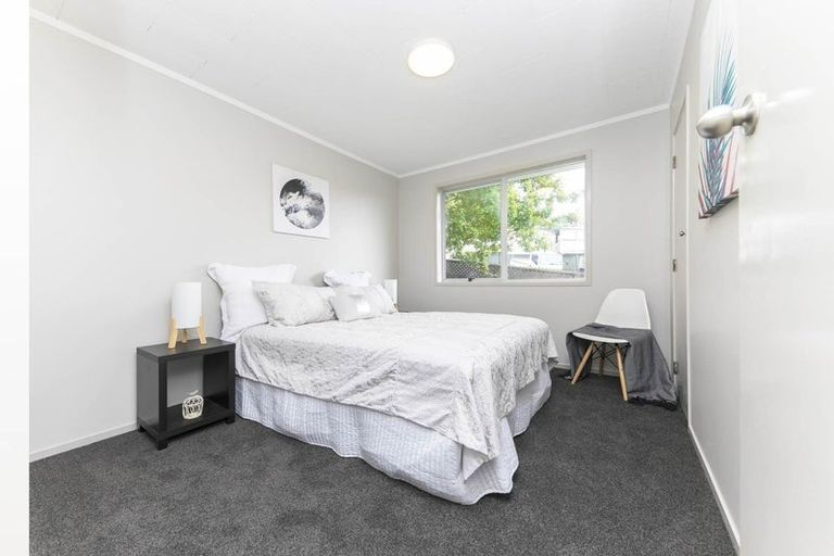 Photo of property in 35 Kemp Road, Massey, Auckland, 0614