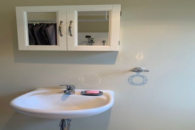 Photo of property in 86 Wikiriwhi Crescent, Awapuni, Palmerston North, 4412