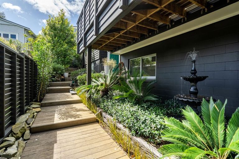 Photo of property in 2/76 Wairoa Road, Narrow Neck, Auckland, 0624