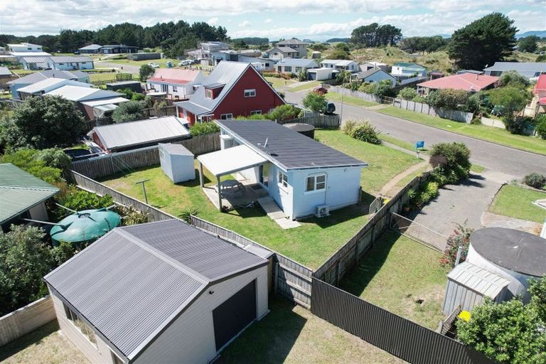 Photo of property in 4 Taonui Street, Waitarere Beach, Levin, 5510