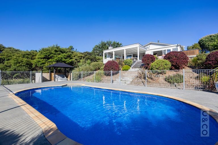 Photo of property in 10 Kaipara View Road, Helensville, 0875