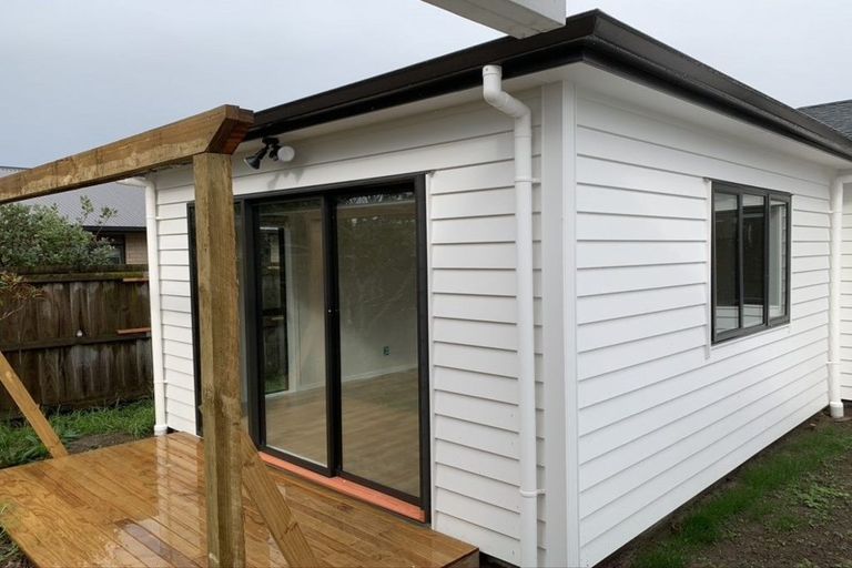 Photo of property in 5a Tawa Road, Te Atatu Peninsula, Auckland, 0610