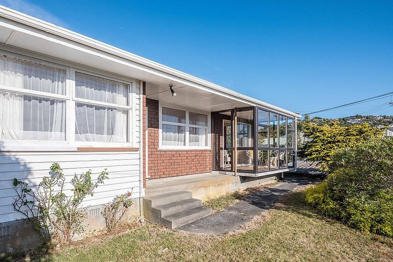 Photo of property in 23 Cara Crescent, Paparangi, Wellington, 6037