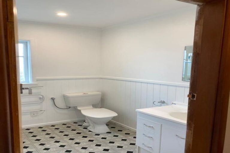 Photo of property in 108 Nevay Road, Karaka Bays, Wellington, 6022