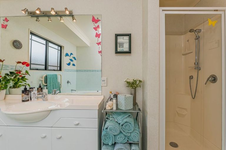 Photo of property in 15 Hogarth Rise, West Harbour, Auckland, 0618