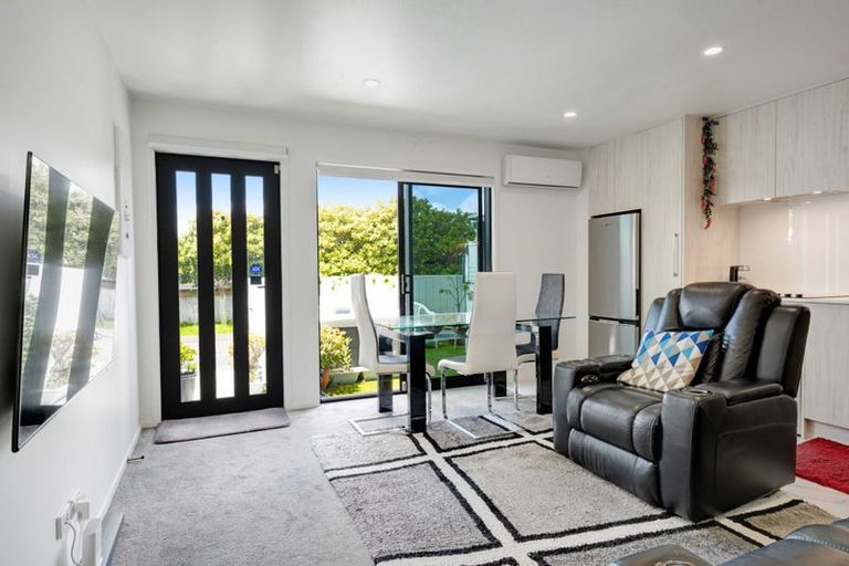 Photo of property in 3/2 Jadewynn Drive, Massey, Auckland, 0614