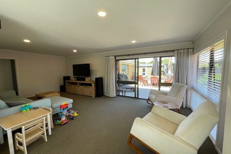 Photo of property in 7 Donzella Place, Conifer Grove, Takanini, 2112