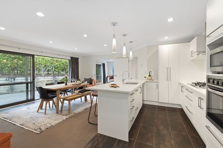 Photo of property in 72 Lake Panorama Drive, Henderson Valley, Auckland, 0612