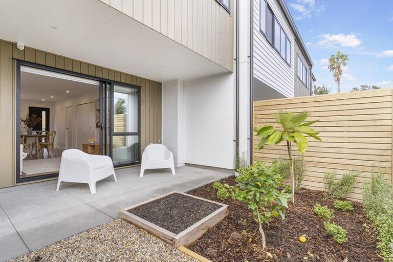 Photo of property in 4/35 Garadice Road, Rothesay Bay, Auckland, 0630