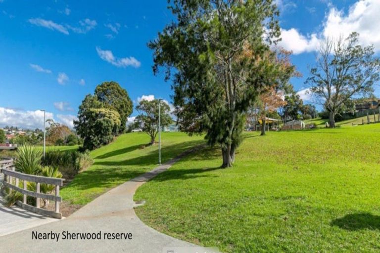 Photo of property in 26 Woodlands Crescent, Browns Bay, Auckland, 0630