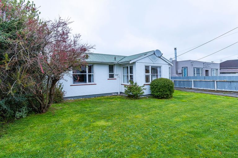 Photo of property in 28 Augustine Street, Waimate, 7924