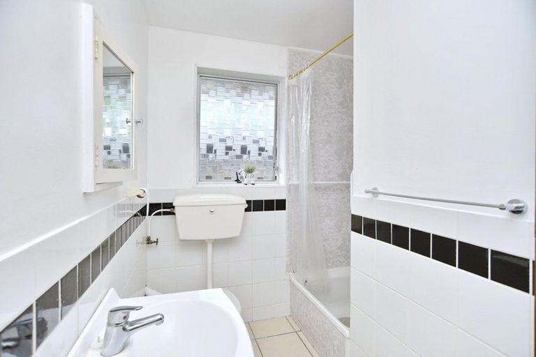 Photo of property in 2/4 Valecrest Avenue, Parklands, Christchurch, 8083