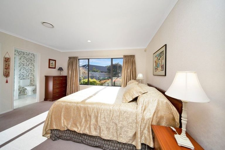 Photo of property in 12 Taylor Place, Merrilands, New Plymouth, 4312