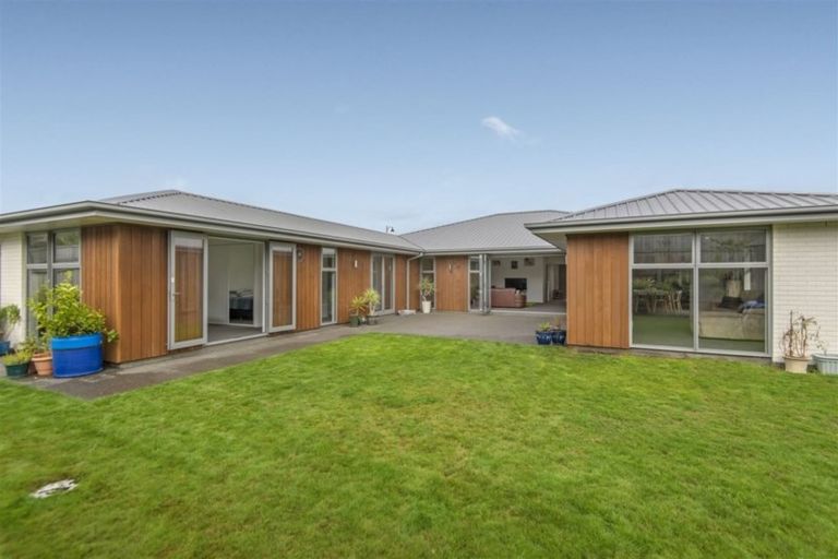 Photo of property in 27 Davaar Crescent, Broomfield, Christchurch, 8042