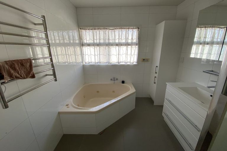 Photo of property in 78 Glenmore Road, Sunnyhills, Auckland, 2010