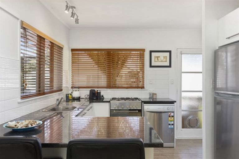 Photo of property in 2/18 Windy Ridge Road, Glenfield, Auckland, 0629