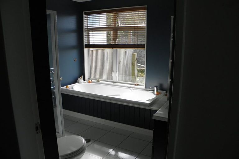 Photo of property in 45 Garden Road, Northland, Wellington, 6012