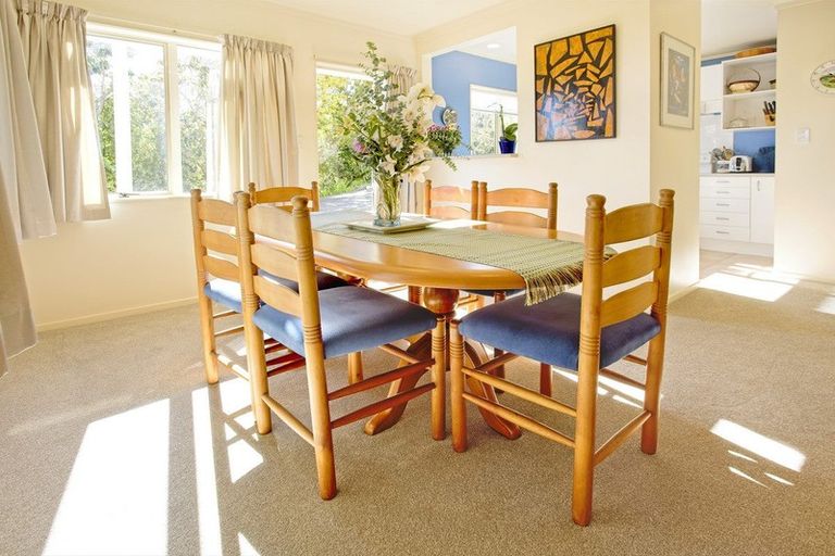 Photo of property in 2/30 Sunset Road, Unsworth Heights, Auckland, 0632