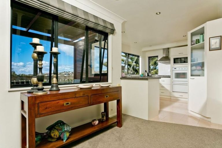 Photo of property in 2/10 Kiteroa Terrace, Rothesay Bay, Auckland, 0630