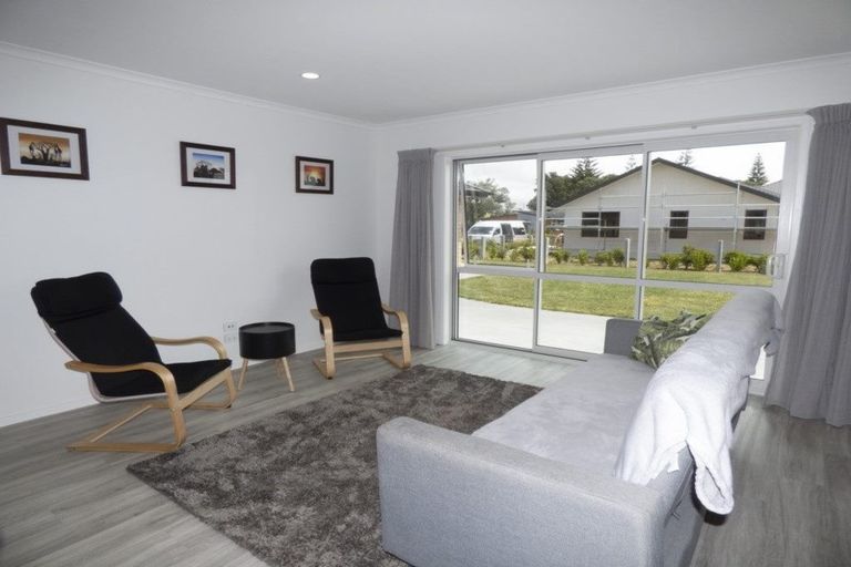 Photo of property in 12 Oakmont Crescent, Waiwhakaiho, New Plymouth, 4312