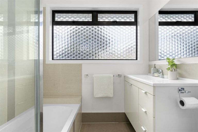 Photo of property in 2/44 Becroft Drive, Forrest Hill, Auckland, 0620