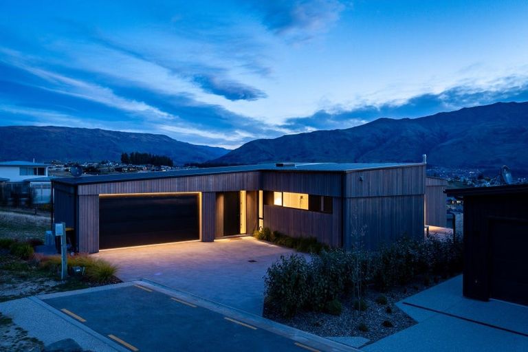 Photo of property in 6 Akitu Rise, Wanaka, 9305