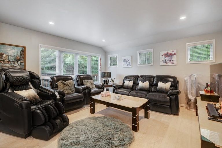 Photo of property in 15 Springwater Vale, Unsworth Heights, Auckland, 0632