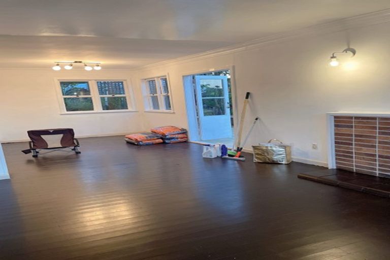 Photo of property in 86 Matipo Road, Mairangi Bay, Auckland, 0630