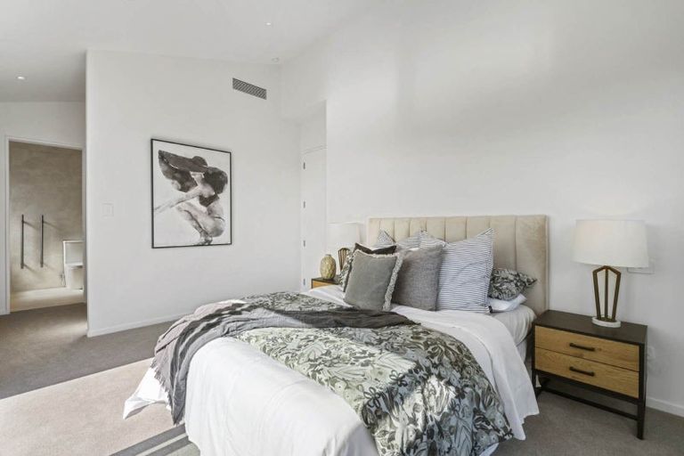 Photo of property in 8a Serrata Place, Browns Bay, Auckland, 0630