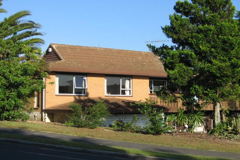 Photo of property in 2 Oaktree Avenue, Browns Bay, Auckland, 0630