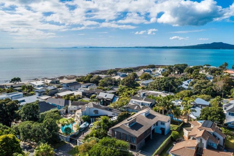 Photo of property in 18 Tiri Road, Milford, Auckland, 0620