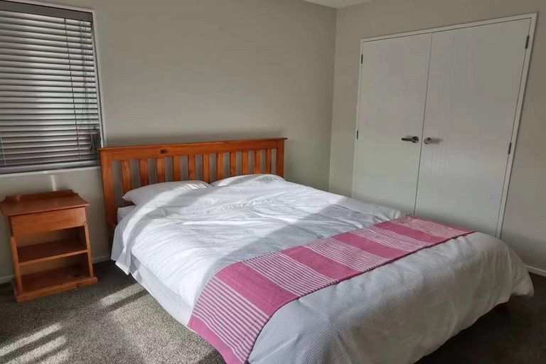 Photo of property in 579 Glenfield Road, Totara Vale, Auckland, 0629