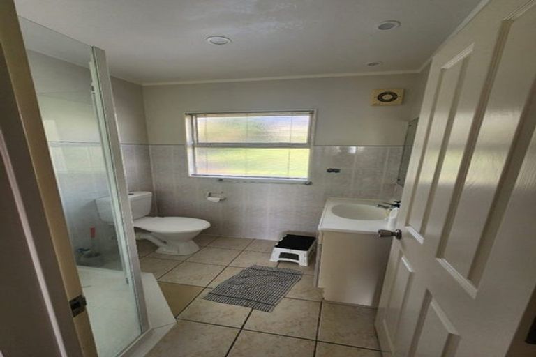 Photo of property in 2/12 Veagh Place, Highland Park, Auckland, 2010