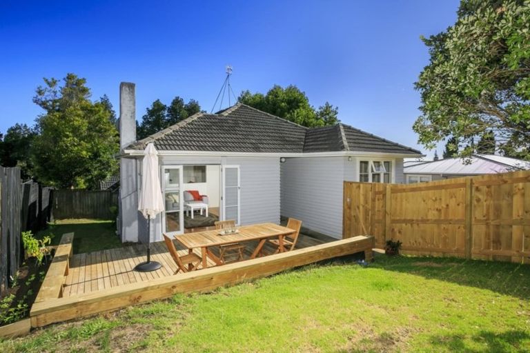 Photo of property in 50 Pupuke Road, Hillcrest, Auckland, 0627