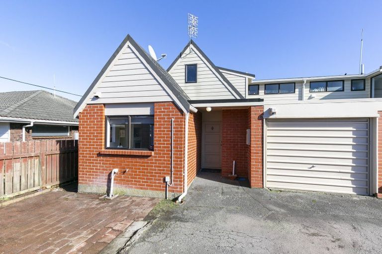 Photo of property in 2/29a Parkvale Road, Karori, Wellington, 6012