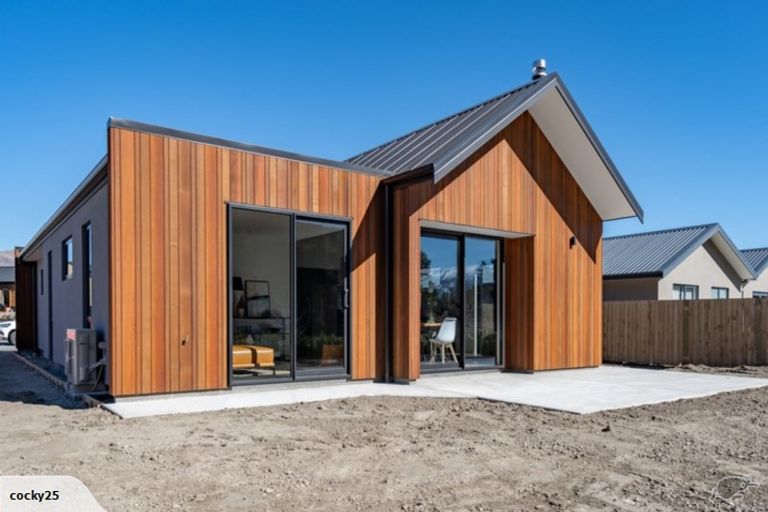 Photo of property in 40 Mount Creighton Crescent, Wanaka, 9305