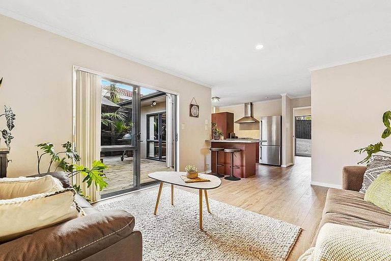 Photo of property in 13 Berkshire Terrace, Massey, Auckland, 0614